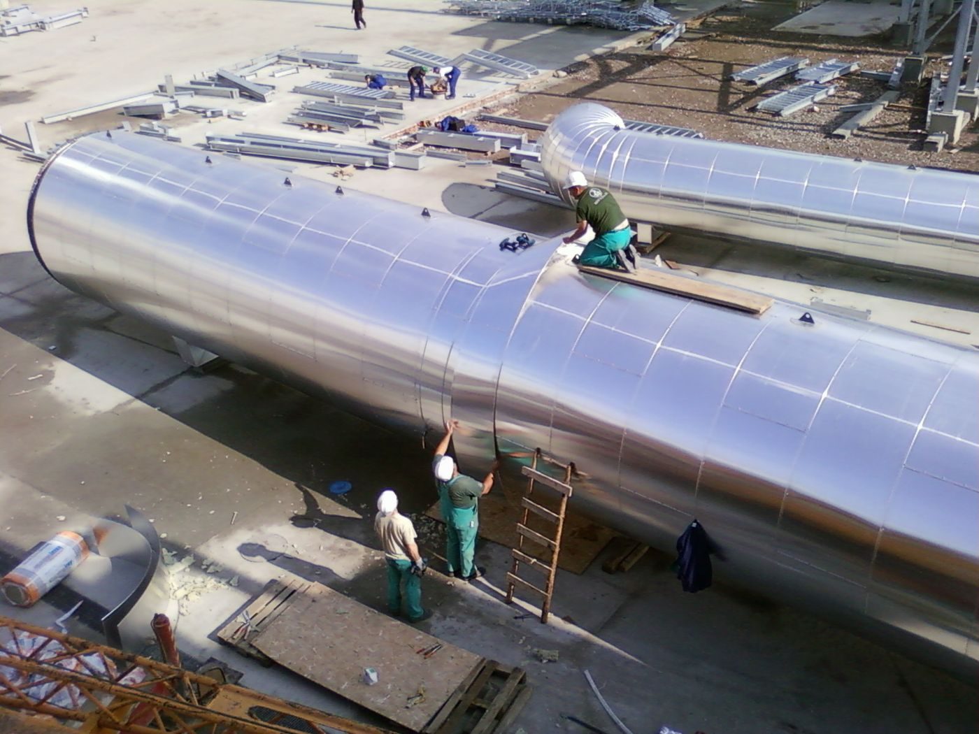 Insulators fitting aluminium cladding on a large horizontal cylindrical tank